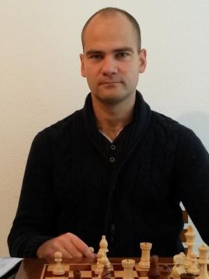 Момчил Николов