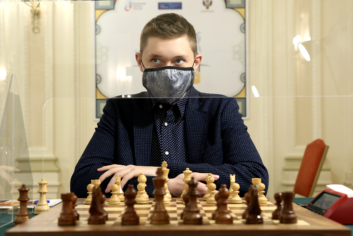 Российский шахматист. Магнус карлсен шахматист. Шахматы бобби фишера. Гата камский шахматист. Шахматы ассоциации.